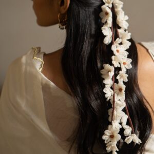 SarangiWhiteFlowerHairAccessory01