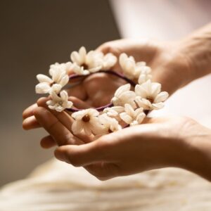 Sarangi White Flower Hair Accessory